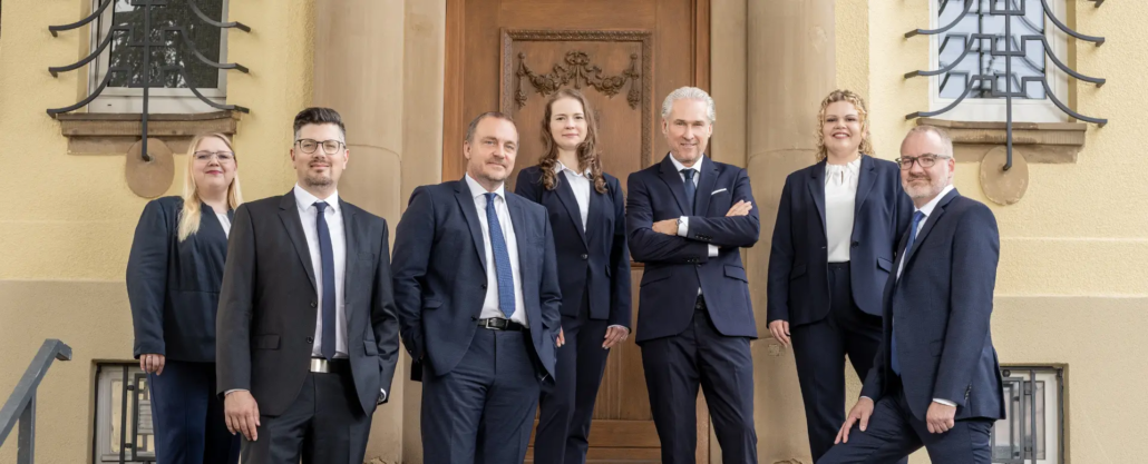 Hörtkorn Finanzen Team vor Villa im Close up